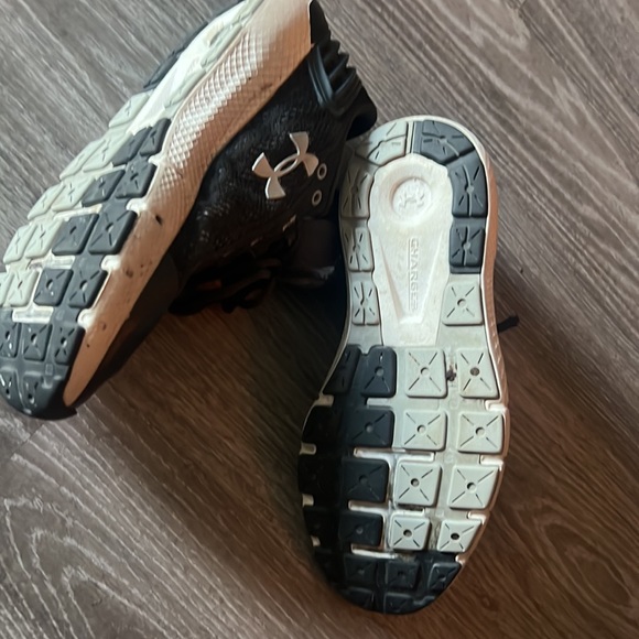 Under Amour size 5 running shoes - Picture 3 of 3